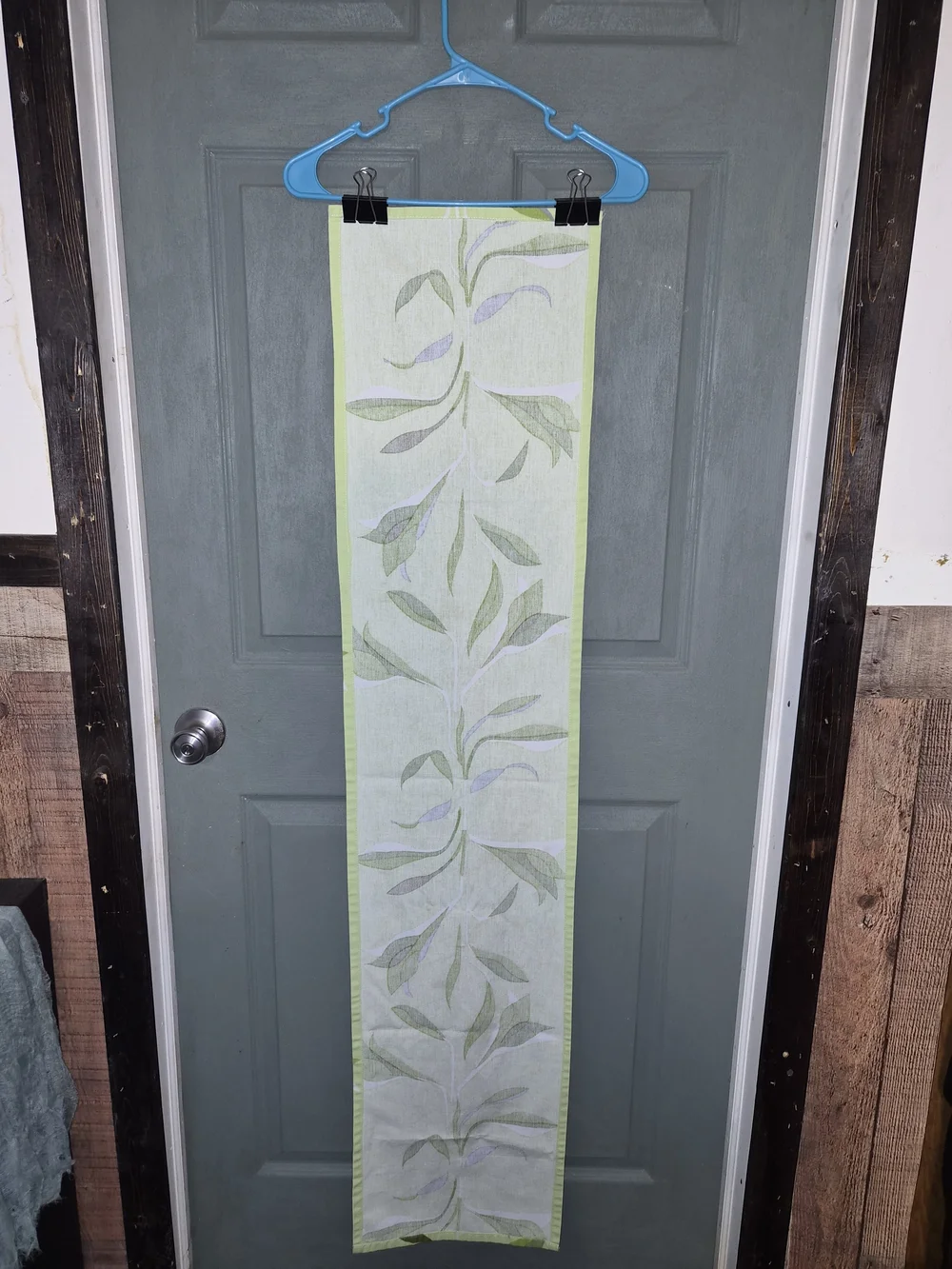 Floral Tabel Runner - Lightweight Botanical Design